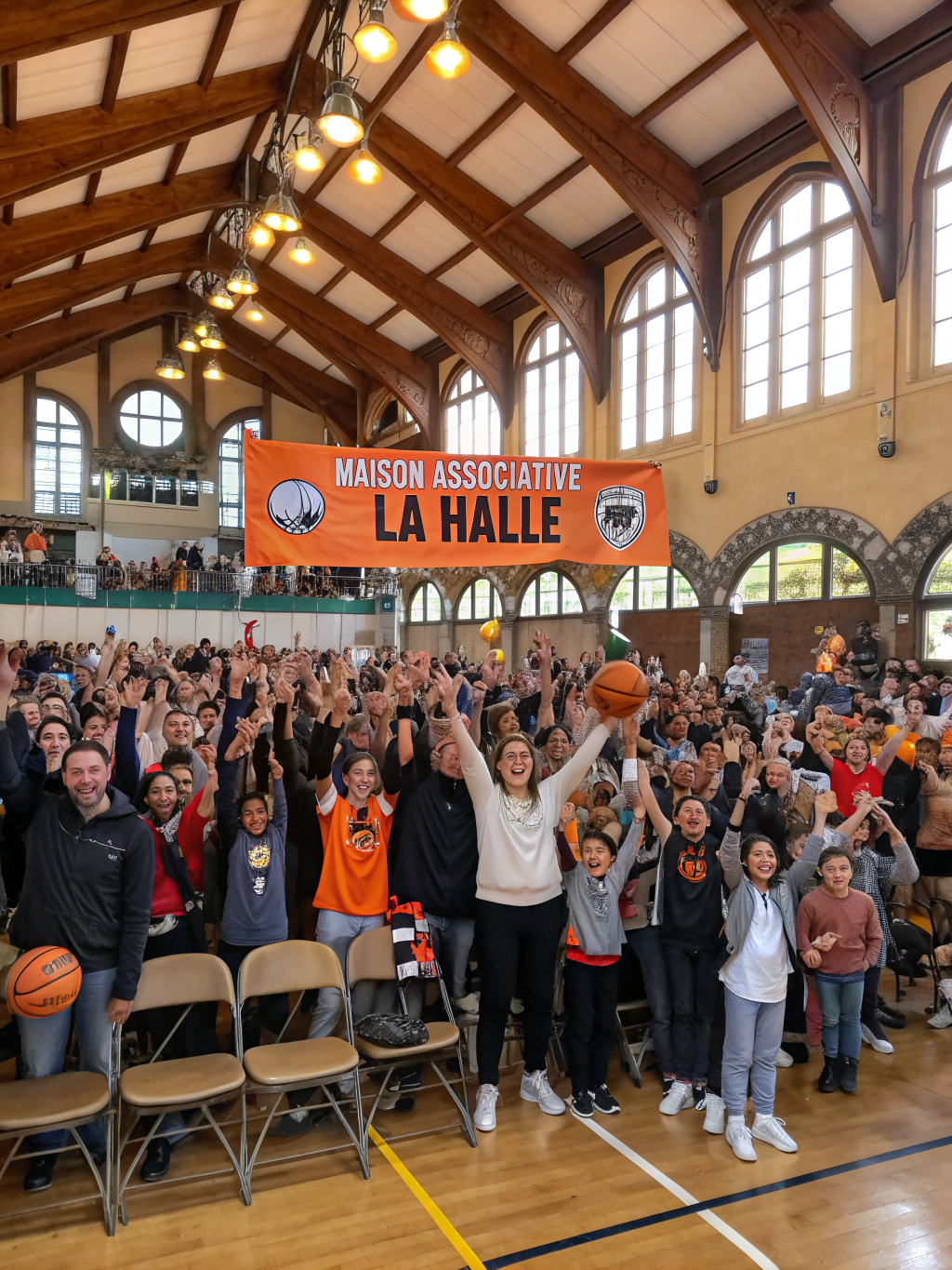 Crowd cheering at Maison Associative La Halle